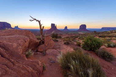 Monument Valley, Panorama Mitten Buttes - Rozenstraat Navajo kabile parkta Ziyaretçi Merkezi - Arizona ve Utah, ABD güneş doğarken