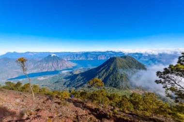 Panoramik göl Atitlan ve volkan San Pedro ve Toliman tepe volkan Atitlan, Guatemala üzerinden sabah erkenden.