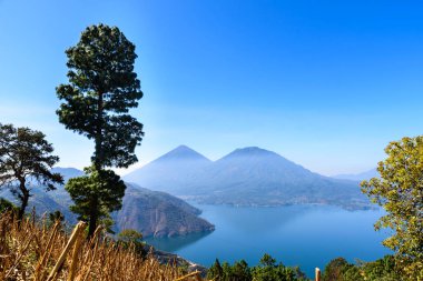 Panoramik göl Atitlan ve volkanlar Guatemala Dağlık.