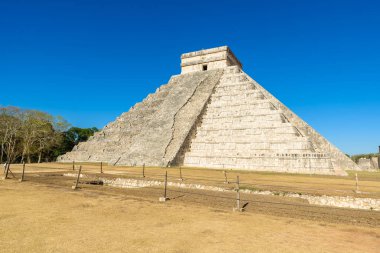 Chichen Itza - El Castillo Piramit, antik maya tapınak kalıntıları Yucatan, Meksika için.