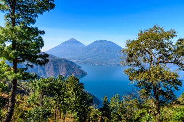 Panoramik göl Atitlan ve volkanlar Guatemala Dağlık.