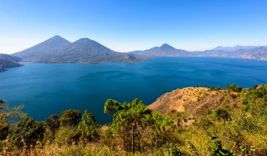 Panoramik göl Atitlan ve volkanlar Guatemala Dağlık.