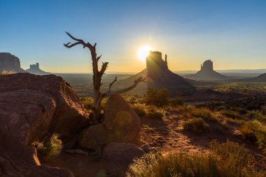 Monument Valley, Panorama Mitten Buttes - Rozenstraat Navajo kabile parkta Ziyaretçi Merkezi - Arizona ve Utah, ABD güneş doğarken
