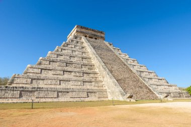 Chichen Itza - El Castillo Piramit, antik maya tapınak kalıntıları Yucatan, Meksika için.