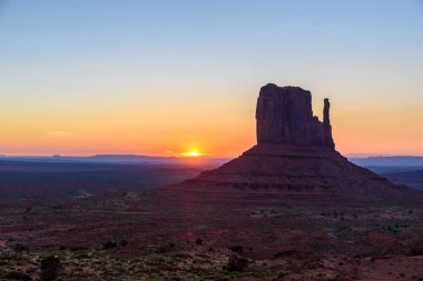 Monument Valley, Panorama Mitten Buttes - Rozenstraat Navajo kabile parkta Ziyaretçi Merkezi - Arizona ve Utah, ABD güneş doğarken