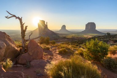 Monument Valley, Panorama Mitten Buttes - Rozenstraat Navajo kabile parkta Ziyaretçi Merkezi - Arizona ve Utah, ABD güneş doğarken