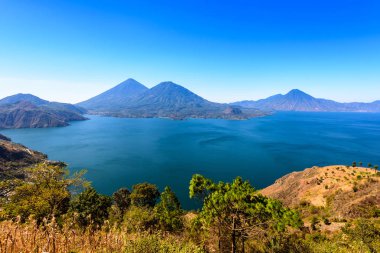 Panoramik göl Atitlan ve volkanlar Guatemala Dağlık.