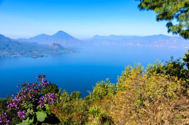 Panoramik göl Atitlan ve volkanlar Guatemala Dağlık.