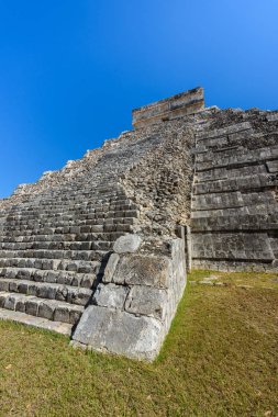 Chichen Itza - El Castillo Piramit, antik maya tapınak kalıntıları Yucatan, Meksika için.