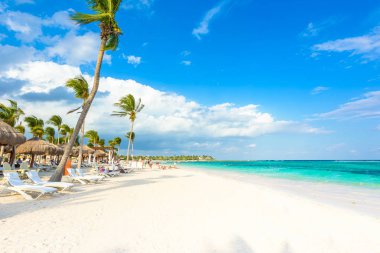 İnsanlar rahatlatıcı Akumal Beach, Meksika.