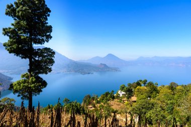 Panoramik göl Atitlan ve volkanlar Guatemala Dağlık.