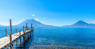 Lake Atitlan plaj Panajachel, Guatemala, ahşap iskele.