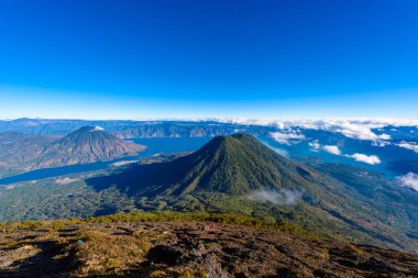 Panoramik göl Atitlan ve volkan San Pedro ve Toliman tepe volkan Atitlan, Guatemala üzerinden sabah erkenden.