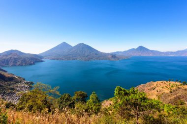 Panoramik göl Atitlan ve volkanlar Guatemala Dağlık.