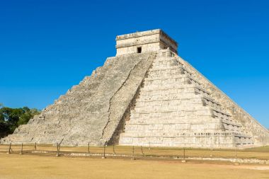 Chichen Itza - El Castillo Piramit, antik maya tapınak kalıntıları Yucatan, Meksika için.
