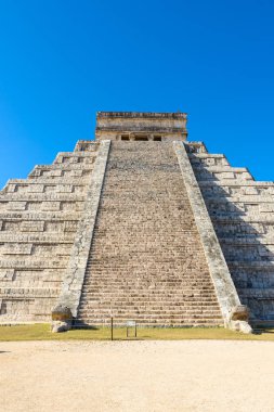 Chichen Itza - El Castillo Piramit, antik maya tapınak kalıntıları Yucatan, Meksika için.