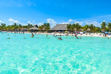 Kumlu deniz kıyısında görüntülemek ve berrak mavi su 