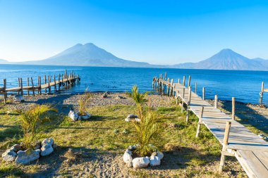 Lake Atitlan plaj Panajachel, Guatemala, ahşap iskele.