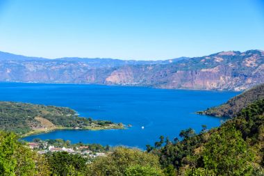 Panoramik göl Atitlan ve volkanlar Guatemala Dağlık.