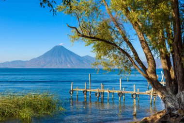 Lake Atitlan plaj Panajachel, Guatemala, ahşap iskele.