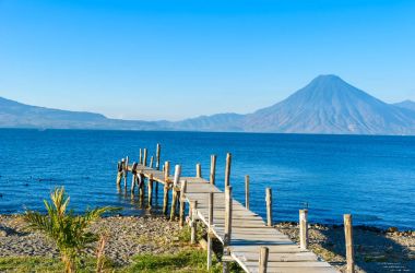 Lake Atitlan plaj Panajachel, Guatemala, ahşap iskele.
