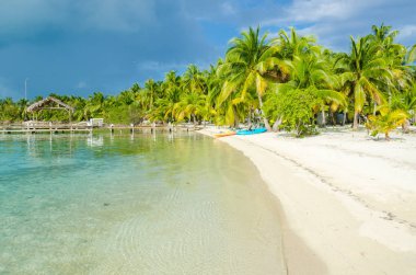 Güney su Caye - Barrier Reef ile Cennet plaj, Karayip Denizi, Belize, Orta Amerika, küçük tropik ada.
