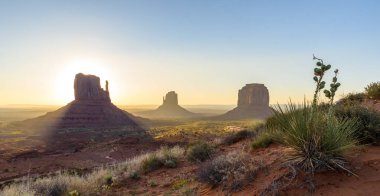Monument Valley, Panorama Mitten Buttes - Rozenstraat Navajo kabile parkta Ziyaretçi Merkezi - Arizona ve Utah, ABD güneş doğarken