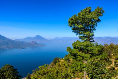 Panoramik göl Atitlan ve volkanlar Guatemala Dağlık.