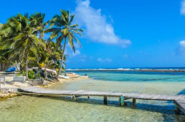 Tütün Caye - Barrier Reef ile Cennet plaj, Karayip Denizi, Belize, Orta Amerika, küçük tropik adada ahşap iskele.