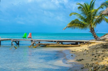 Tütün Caye - Barrier Reef ile Cennet plaj, Karayip Denizi, Belize, Orta Amerika, küçük tropik adada ahşap iskele.