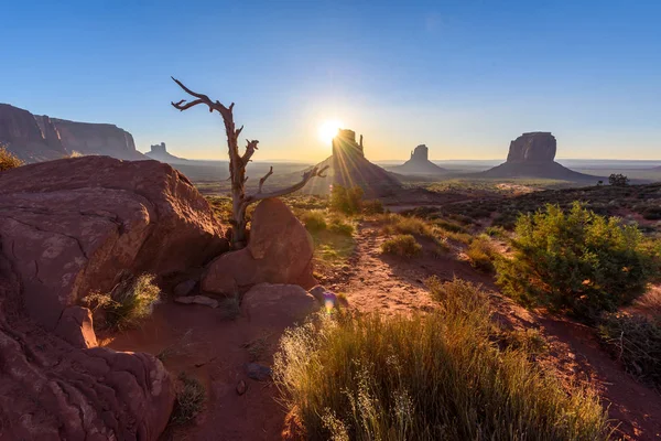 Monument Valley, Panorama Mitten Buttes - Rozenstraat Navajo kabile parkta Ziyaretçi Merkezi - Arizona ve Utah, ABD güneş doğarken