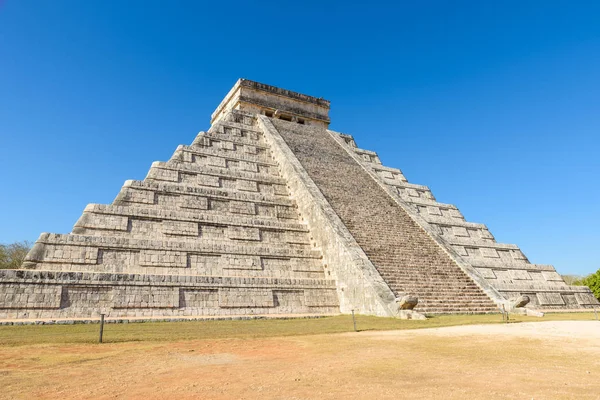 Chichen Itza - El Castillo Piramit, antik maya tapınak kalıntıları Yucatan, Meksika için.