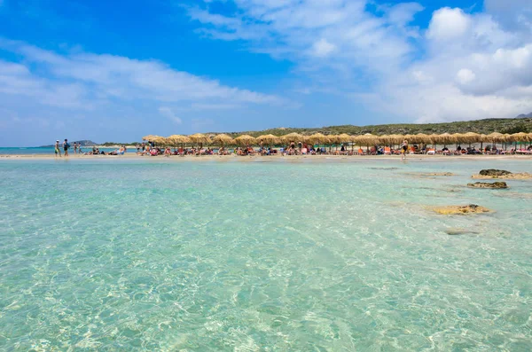 Pessoas Descansando Praia Paradisíaca Com Água Azul Turquesa Elafonisi Creta — Fotografia de Stock