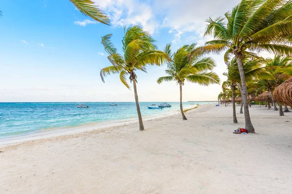 Akumal Beach Med Båtar Och Turister Mexiko — Stockfoto