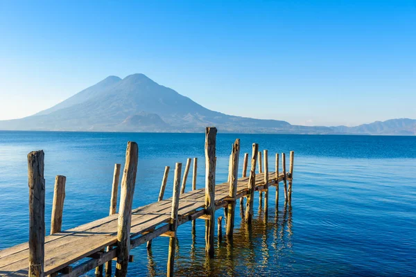 Lake Atitlan plaj Panajachel, Guatemala, ahşap iskele.