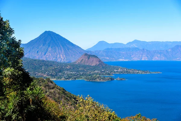 危地马拉高地阿特蒂兰湖湖和火山全景图 — 图库照片