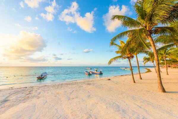 Soluppgång vid Akumal beach, paradise bay på Riviera Maya, Västindien — Stockfoto
