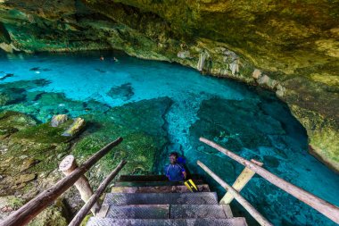 Hipotermik Dos Ojos Quintana Roo, Meksika için. Yüzme ve şnorkel masmavi suda insanlar. Bu hipotermik Tulum, Meksika Yucatan Yarımadası'nda yakınında bulunuyor.