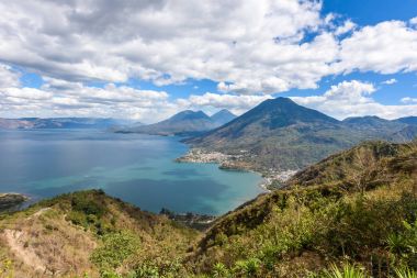 Bakış açısıyla lake Atitlan, üç volkanlar San Pedro, Atitlan ve Toliman, Guatemala.