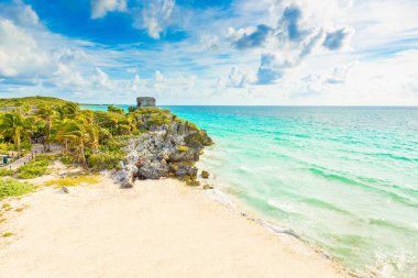 Maya harabelerini Quintana Roo, Meksika tropikal sahilinde bir tulum.