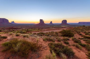 Monument Valley, Panorama Mitten Buttes - Rozenstraat Navajo kabile parkta Ziyaretçi Merkezi - Arizona ve Utah, ABD güneş doğarken