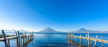 Lake Atitlan plaj Panajachel, Guatemala, ahşap iskele.