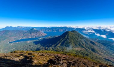 Panoramik göl Atitlan ve volkan San Pedro ve Toliman tepe volkan Atitlan, Guatemala üzerinden sabah erkenden.