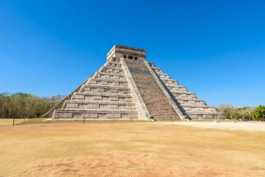 Chichen Itza - El Castillo Piramit, antik maya tapınak kalıntıları Yucatan, Meksika için.