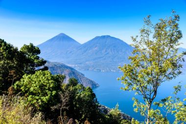 Panoramik göl Atitlan ve volkanlar Guatemala Dağlık.
