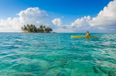 Tropik cenneti - şeffaf turkuaz su üzerinde Karayip Denizi, Belize, Cayes Adaları yüzen Kano Kayak