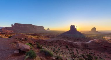 Monument Valley, Panorama Mitten Buttes - Rozenstraat Navajo kabile parkta Ziyaretçi Merkezi - Arizona ve Utah, ABD güneş doğarken
