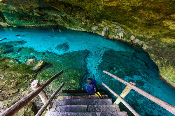 Cenote Dos Ojos Quintana Roo Mexico Mensen Zwemmen Snorkelen Helder — Stockfoto