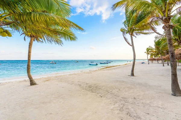 Akumal Beach Med Båtar Och Turister Mexiko — Stockfoto