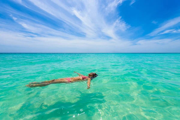 Atraktivní Mladá Žena Tyrkysových Vodách Karibského Moře Tulum Mexiko — Stock fotografie